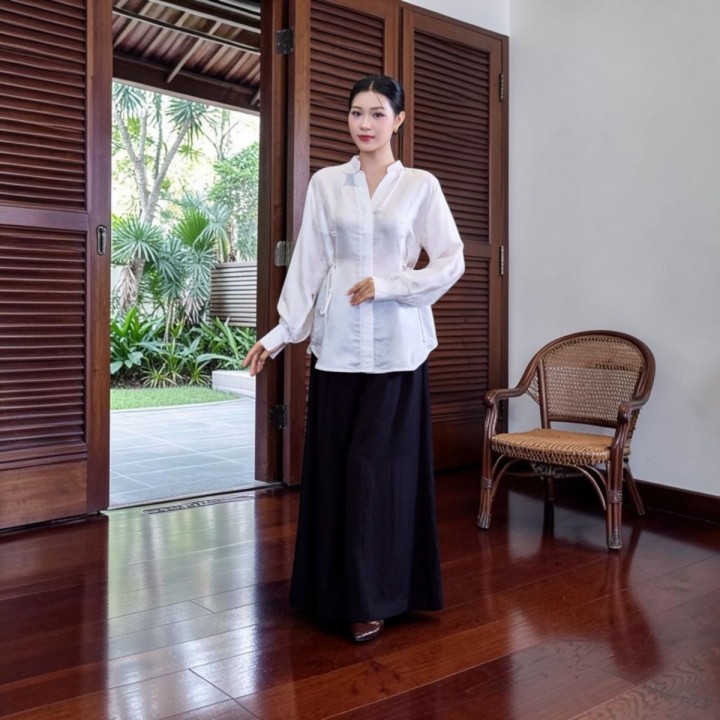 Áo sơ mi lụa trắng dây buộc 2 bên eo ,thêu chữ thọ F